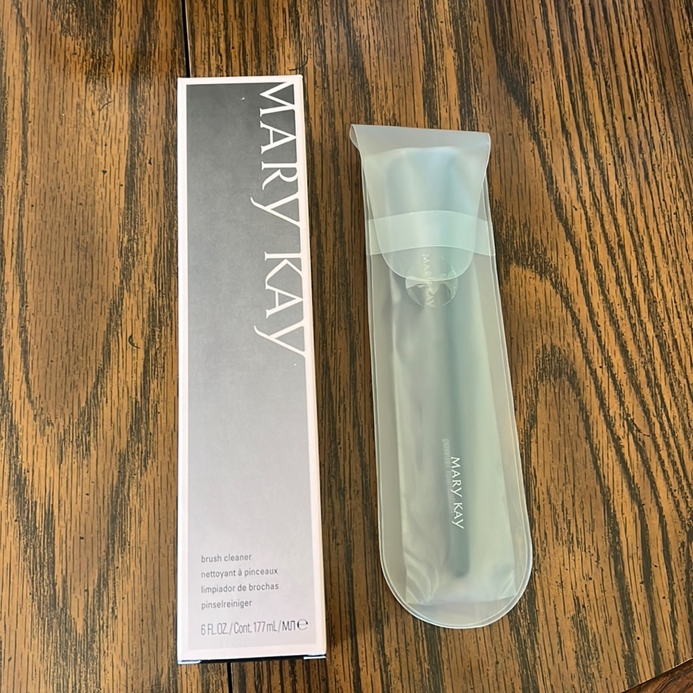 Mary Kay brush and brush cleaner set